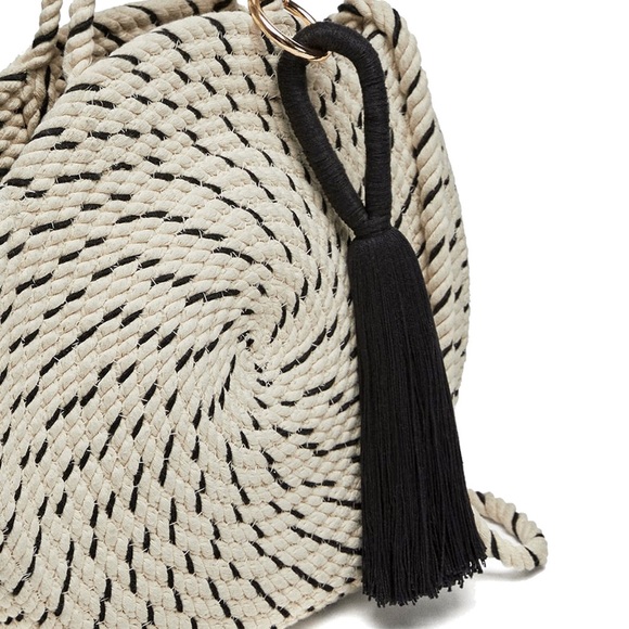 Zara round woven bag with tassel - Picture 4 of 4